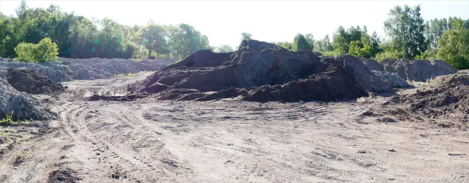 Hałdy kruszywa i ziemi na placu budowy